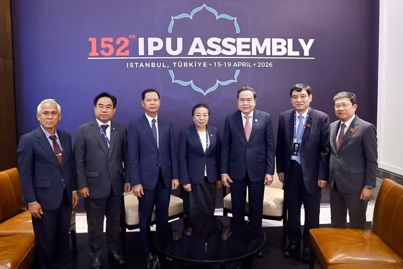 Le président de l’Assemblée nationale du Vietnam, Tran Thanh Man, et la vice-présidente de l’Assemblée nationale du Laos, Sounthone Xayachack, et les délégués. Photo : VNA.