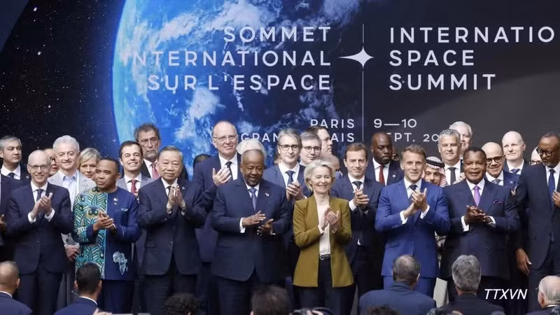 Le secrétaire général du Parti et président vietnamien, To Lam, et des dirigeants étrangers au Sommet international sur l’espace. Photo : VNA. 