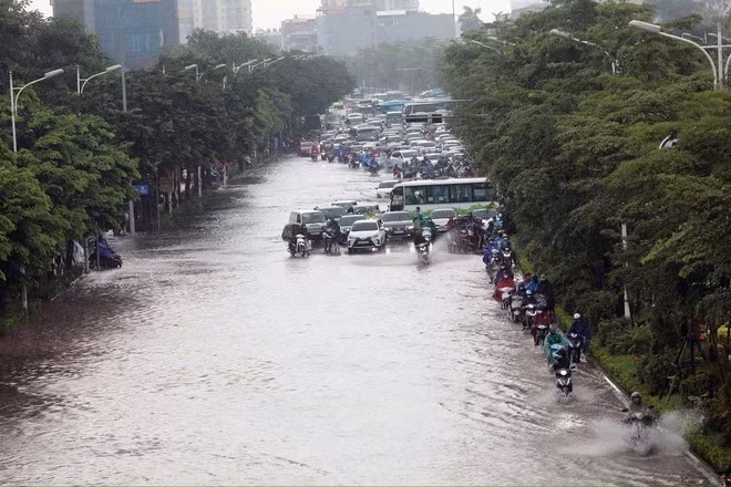 Inondations dans la rue Dàm Quang Trung, à Hanoï. Photo: VNA