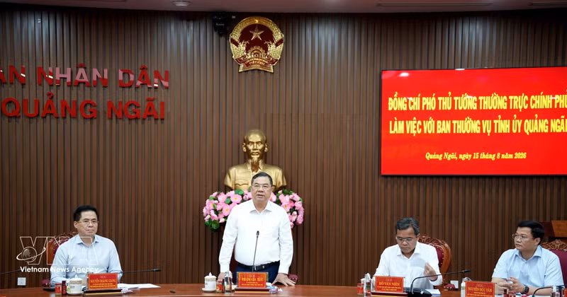 Le vice-Premier ministre permanent Pham Gia Tuc lors de la séance de travail avec le Comité permanent du Comité provincial du Parti de Quang Ngai (Centre). Photo : VNA 