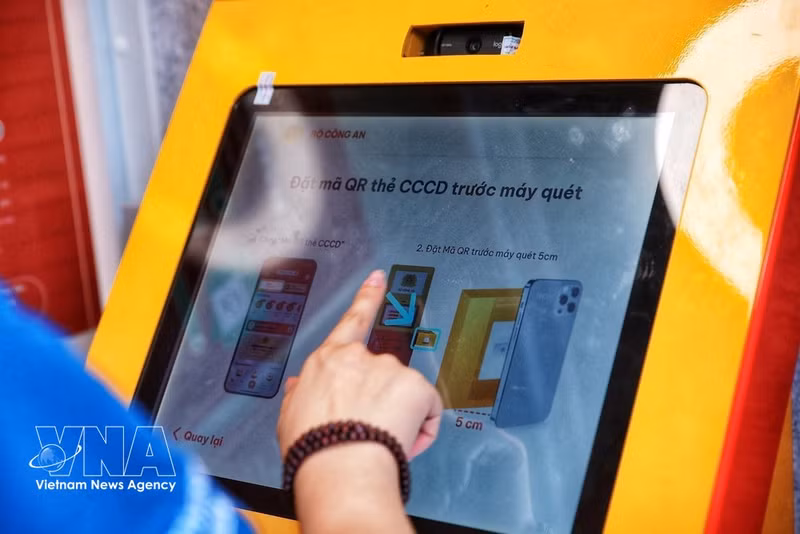 Kiosk vous permet de trouver un QR trên qui peut vous aider à trouver un VNeID pour que vous puissiez le trouver chose. Photo : VNA