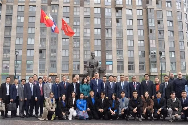 La délégation vietnamienne et des amis russes devant le monument dédié au Président Ho Chi Minh à Saint-Pétersbourg. Photo : VNA.
