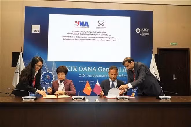 Signature du protocole d'accord entre la VNA et la QNA. Photo : VNA