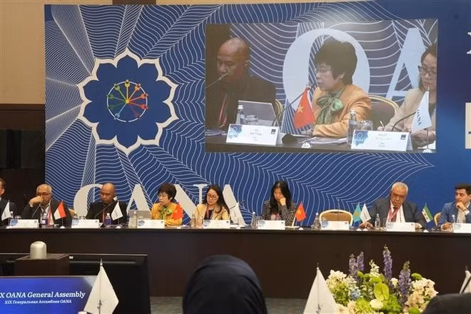 La directrice générale de l'Agence vietnamienne d'information (VNA), Vu Viet Trang, pose une question à Maria Zakharova, porte-parole du ministère russe des Affaires étrangères. Photo : VNA