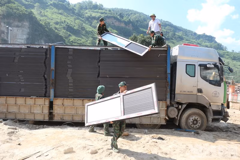 Ils déchargent notamment les matériaux les plus lourds.