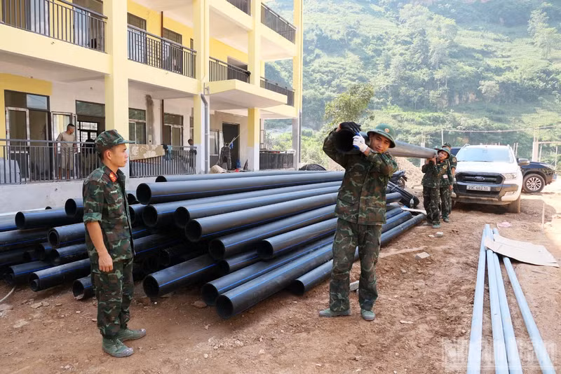 Les militaires participent à la plupart des opérations du chantier.