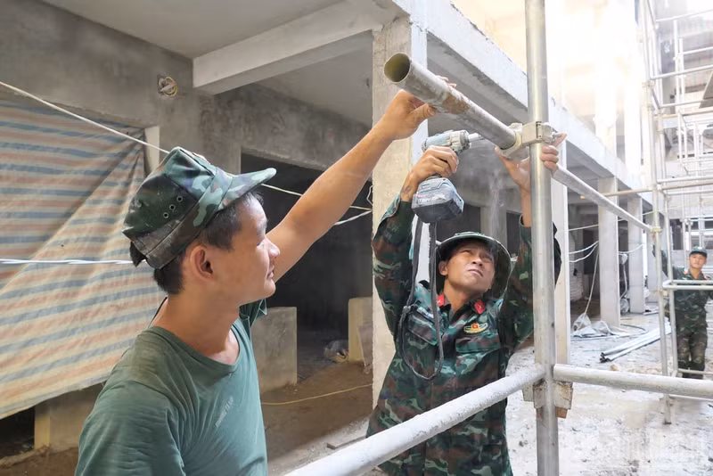 Selon Pham Kim Vuong, responsable du chantier, l’intervention des militaires fournit à l’entreprise la main-d’œuvre supplémentaire nécessaire pour achever les différents ouvrages dans les délais.