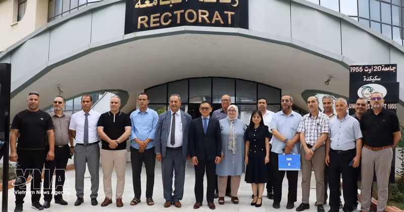 L’ambassadeur du Vietnam Tran Quoc Khanh et les directeurs de l’Université de Skikda. Photo : VNA. 