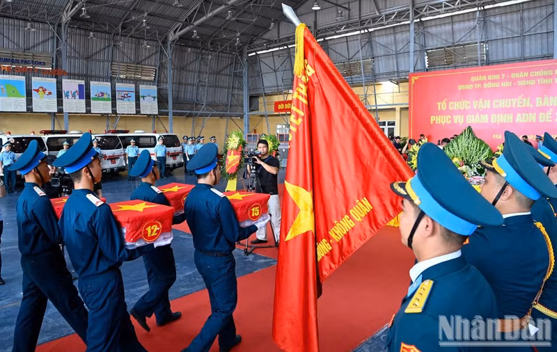 Nghi Les conteneurs sont solennellement descendus de l’avion à l’aéroport de Gia Lam avant la cérémonie commémorative.