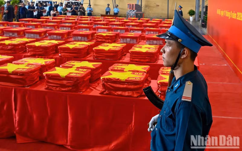 Une cérémonie d’offrande d’encens est organisée à la mémoire des soldats morts au combat.