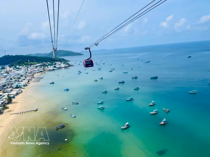 Le téléphérique Hon Thom, le plus long système de câble sous-marin au monde, dans la zone spéciale de Phu Quoc, province d'An Giang (Photo : VNA) 