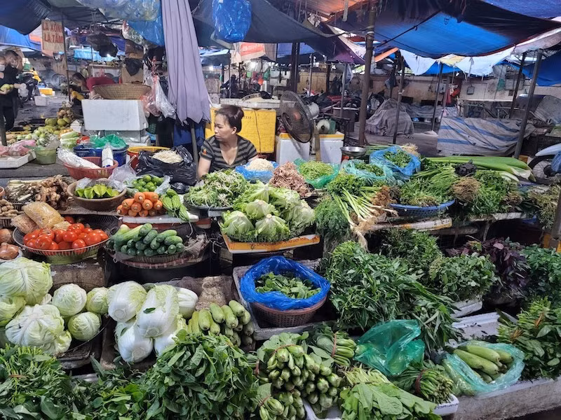Les fortes précipitations ont également perturbé les récoltes, le transport et l’approvisionnement des marchés de la capitale, exerçant une pression à la hausse sur les prix. Photo : hanoimoi.com.vn