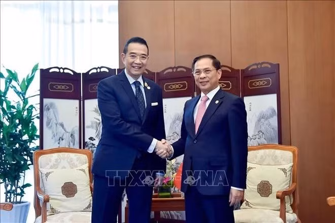 Bui Thanh Son (droite) et Maris Sangiampongsa. Photo : VNA.