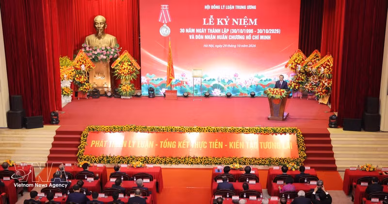 Vue de la cérémonie de commémoration du 30e anniversaire du Conseil théorique central, à Hanoi, le 29 octobre. Photo : VNA.