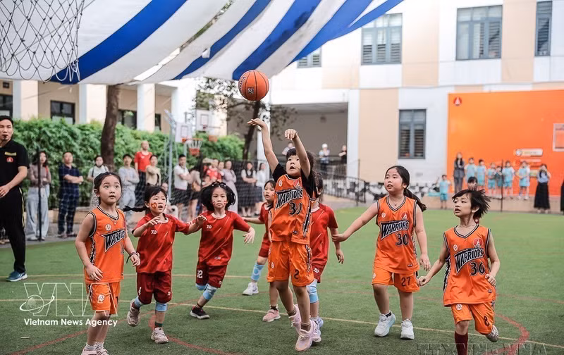 L’école primaire Marie Curie II, située dans le quartier de Kien Hung à Hanoï, a organisé un tournoi de basket-ball réunissant de nombreux élèves, contribuant ainsi à promouvoir l’activité physique et à améliorer la santé en milieu scolaire. Photo : VNA.