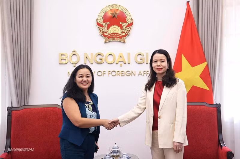 La vice-ministre vietnamienne des Affaires étrangères, Nguyen Minh Hang, et Pamela Phan, ancienne sous-secrétaire adjointe au Commerce des États-Unis, chargée de l’Asie. Photo : baoquocte.