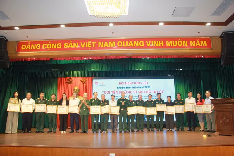 Les responsables de l’association remettent des certificats de mérite aux organisations et aux personnes ayant activement contribué à la campagne. (Photo : VU MINH)