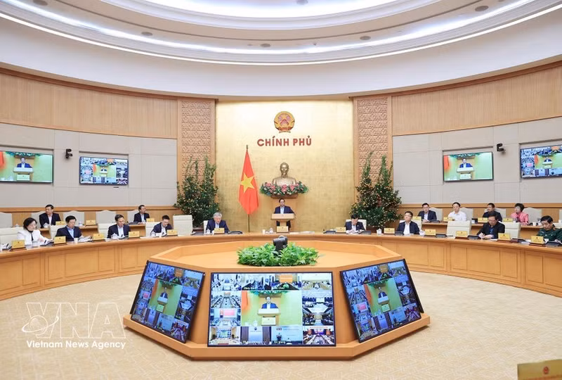 Le Premier ministre Pham Minh Chinh préside la réunion périodique du gouvernement de février. Photo: VNA 