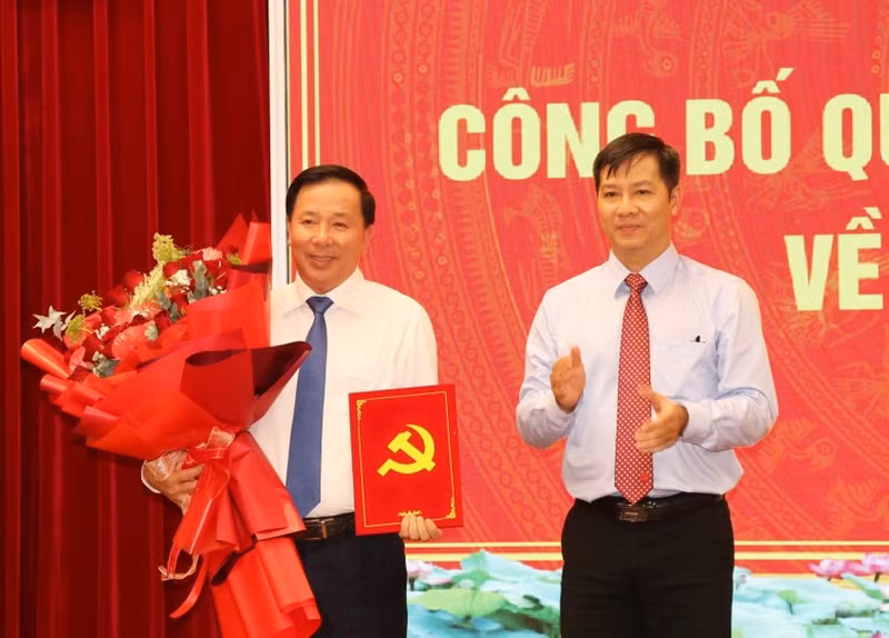 Nguyen Thanh Tam, membre du Comité central du Parti et vice-chef de la Commission d’organisation du Comité central, remet la décision du Secrétariat à Nguyen Van Ut. Photo: VNA 
