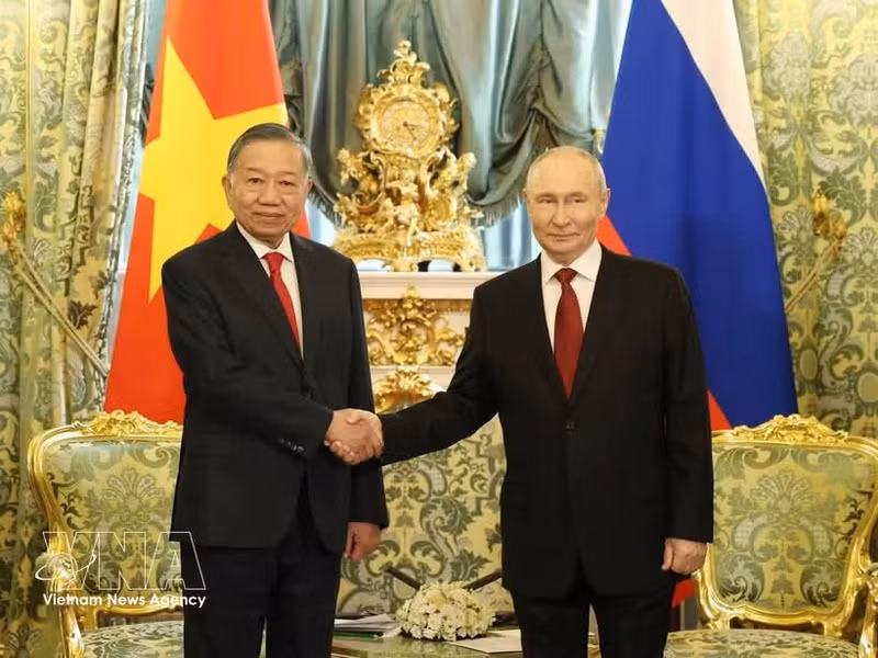 Le secrétaire général du Parti communiste du Vietnam et président de la République, Tô Lâm, et le président russe Vladimir Poutine. Photo : VNA 