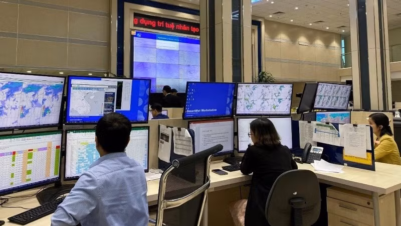 Des prévisionnistes analysent les données sur le système Smartmet afin d’élaborer les bulletins de prévision et d’alerte précoce aux catastrophes naturelles, au Centre national de prévision hydrométéorologique. Photo : Hoai Linh