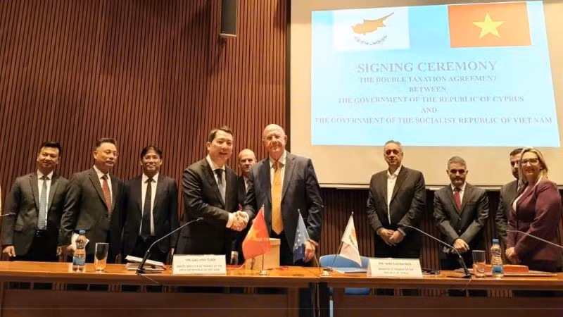 Le vice-ministre vietnamien des Finances, Cao Anh Tuan, et son homologue chypriote, Makis Keravnos, lors de la cérémonie de signature de l'accord de double imposition
