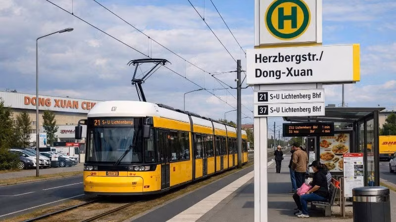 L’arrêt de tramway « Herzbergstr./Dong-Xuan », symbole de la présence et de l’intégration de la communauté vietnamienne à Berlin. (Photo : Ambassade du Vietnam en Allemagne)