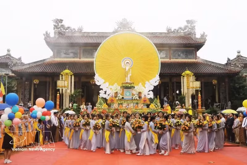 Cérémonie d’offrandes à l’occasion de l’anniversaire du Bouddha lors des célébrations du Vesak 2569 du calendrier bouddhique, le 12 mai 2025, au temple Tu Dam, dans la ville de Hue. Photo : VNA. 