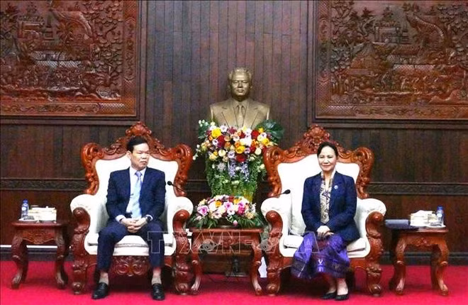 Trieu Tai Vinh, vice-président de la Commission de sensibilisation, d’éducation et de mobilisation des masses du Comité central du Parti communiste du Vietnam (PCV), et Inlavanh Keobounphanh, vice-présidente du Front lao d’édification nationale. Photo : VNA