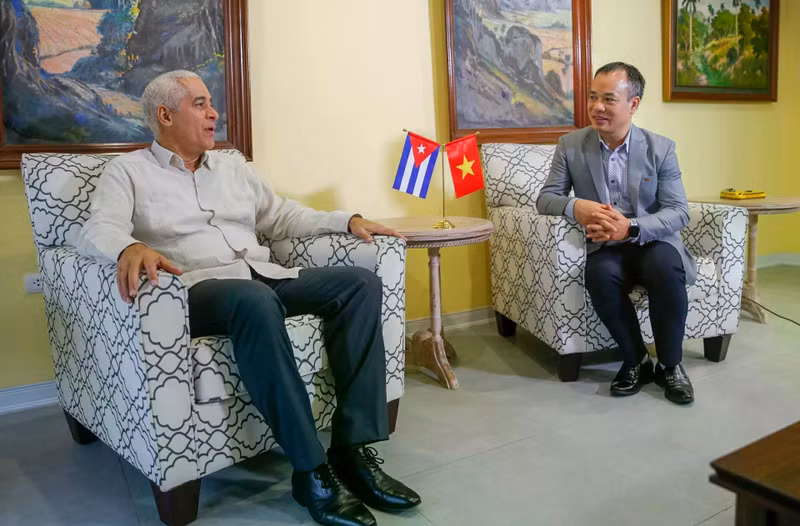Le premier vice-ministre cubain des affaires étrangères, Gerardo Peñalver Portal, accorde une interview au journal The World & Vietnam Report. Photo : baoquocte