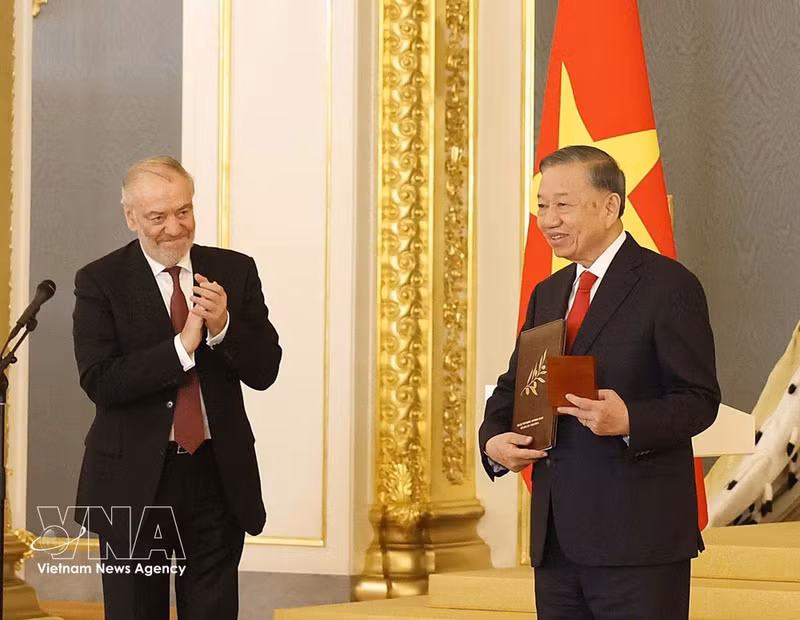 L’Artiste du peuple de la Fédération de Russie Valery Gergiev, président du jury du Prix international de la paix Lev Tolstoï, remet le Prix international de la paix Lev Tolstoï 2026 au secrétaire général du Comité central du Parti communiste du Vietnam et président de la République, To Lam. Photo : VNA