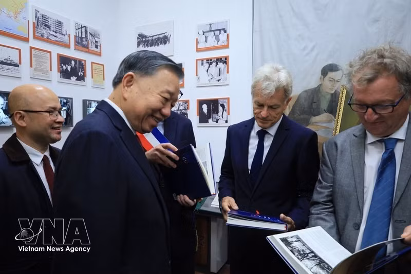To Lam visite l’Espace Ho Chi Minh, situé au sein du Musée de l’Histoire vivante, au cœur du parc Montreau. Photo: VNA