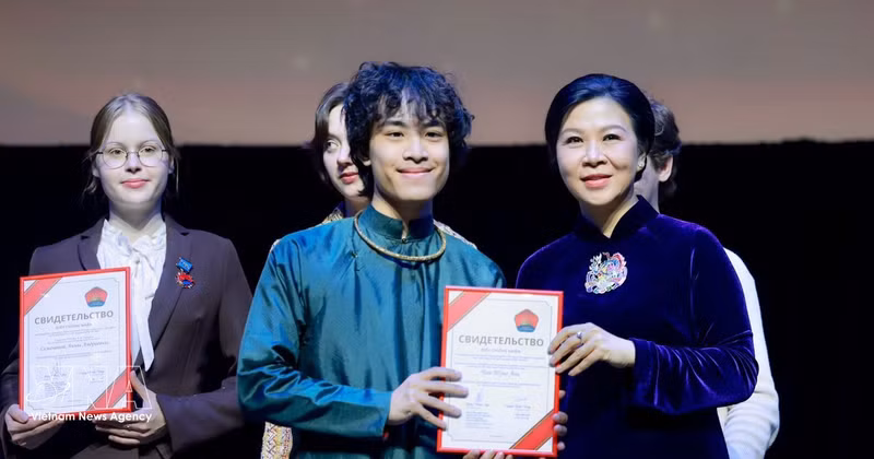 Mme Ngô Phuong Ly, épouse du secrétaire général du Comité central du Parti communiste du Vietnam et président de la République, Tô Lâm, remet des prix aux étudiants ayant obtenu d’excellents résultats. Photo : VNA 