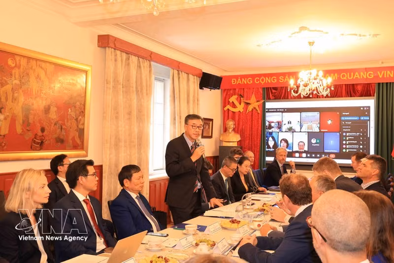 L'ambassadeur du Vietnam en République tchèque, Duong Hoai Nam, s'exprime lors de l'événement. Photo : VNA. 