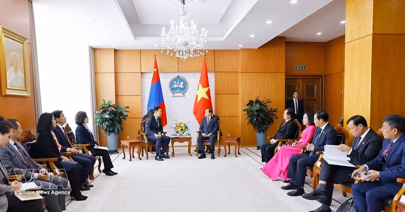 Le président de l'Assemblée nationale, Tran Thanh Man (droite), rencontre le Premier ministre mongol, Nyam-Osor Uchral, le 10 septembre à Oulan-Bator. Photo : VNA. 