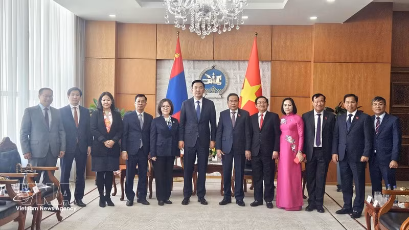 Le président de l'Assemblée nationale, Tran Thanh Man, et le Premier ministre mongol, Nyam-Osor Uchral, posent pour une photo de groupe avec les délégués. Photo : VNA