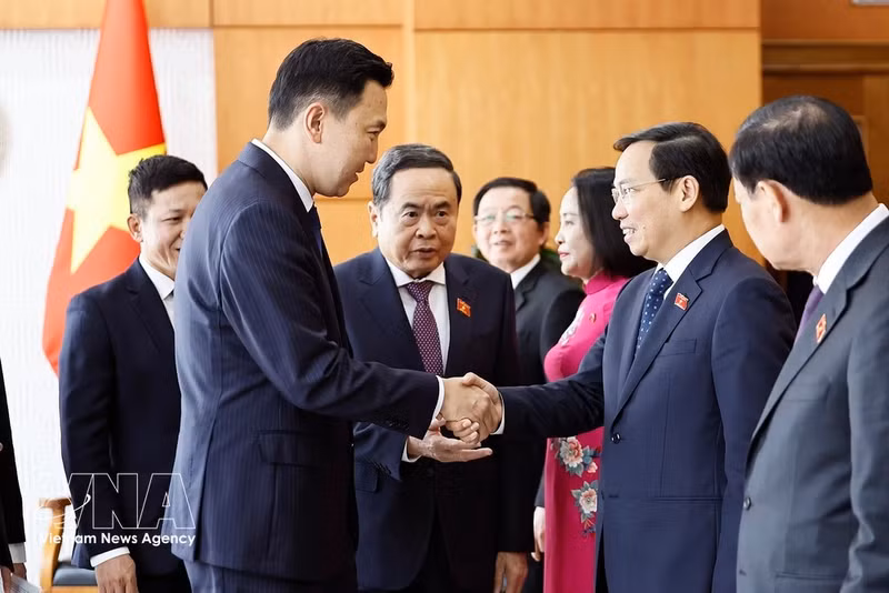 Le président de l'Assemblée nationale, Tran Thanh Man, présente les membres de la délégation vietnamienne au Premier ministre mongol, Nyam-Osor Uchral. Photo : VNA