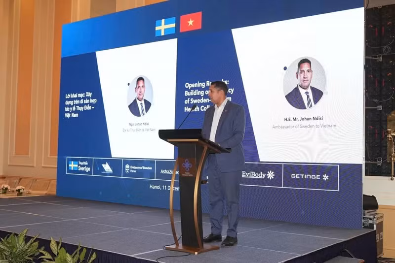 L’ambassadeur de Suède au Vietnam, Johan Ndisi, a déclaré que la coopération entre la Suède et le Vietnam s’est fortement développée, passant de l’aide au développement à la recherche conjointe, au commerce et à l’innovation. Photo : Comité d’organisation
