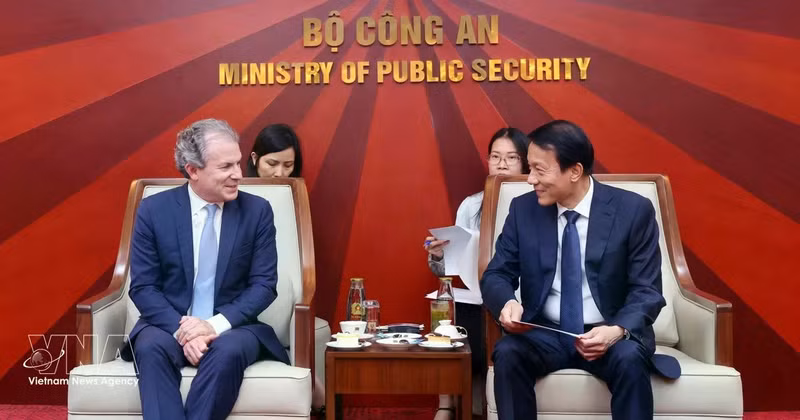 Le général Luong Tam Quang, membre du Bureau politique, ministre de la Sécurité publique (droite) et Daniel Rosen, directeur exécutif du groupe Rosen Partners (États-Unis). Photo : VNA. 