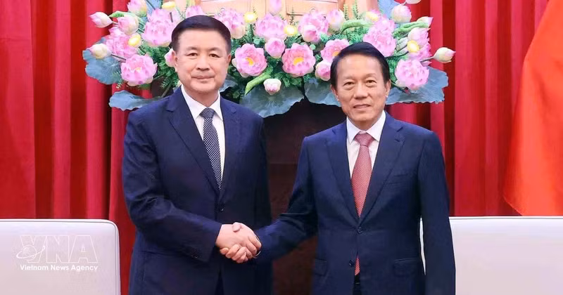 Le général Luong Tam Quang (droite), ministre vietnamien de la Sécurité publique, et le ministre chinois de la Sécurité publique, Wang Xiaohong. Photo : VNA. 