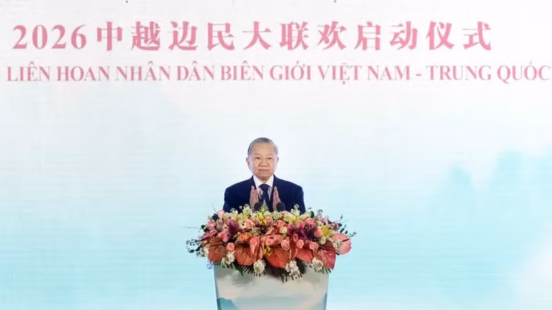 Le secrétaire général du Parti, président vietnamien To Lam prend la parole à la cérémonie de lancement du Festival des populations frontalières Vietnam–Chine 2026. Photo : VNA. 