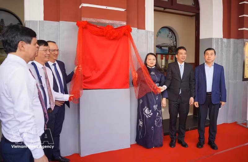 Le Comité populaire de la ville de Hue et la Société nationale des chemins de fer du Vietnam ont dévoilé le 26 mars la nouvelle interface du train «Voyage de connexion des patrimoines du Centre». Photo : VNA. 