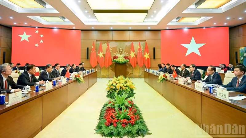 L’entretien entre le président de l’Assemblée nationale Tran Thanh Man et le président du Comité permanent de l’APN Zhao Leji, à Hanoï, le 31 août 2025. (Photo : Duy Linh)
