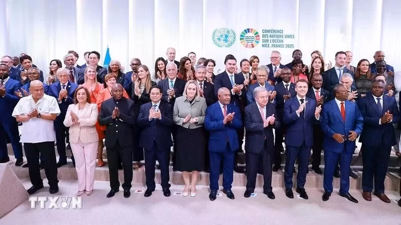 Le président français Emmanuel Macron, le Premier ministre Pham Minh Chinh, les dirigeants des pays participants et le secrétaire général des Nations Unies, António Guterres. Photo : VNA. 