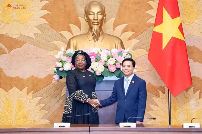 Le vice-président de l’Assemblée nationale, Nguyen Doan Anh, et son homologue Traoré Fatoumata Diop. Photo: daibieunhandan.vn 