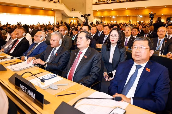 Le président de l'Assemblée nationale, Tran Thanh Man (2e à droite, en premier plan), à la cérémonie d'ouverture de la 6e Conférence mondiale des présidents de parlement. Photo : VNA.