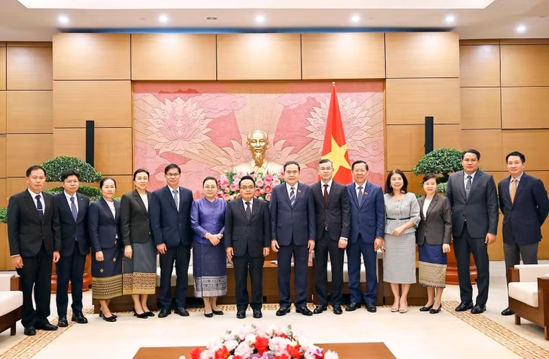 Le président de l’Assemblée nationale reçoit le président de l’Audit d’État du Laos. Photo: VNA 