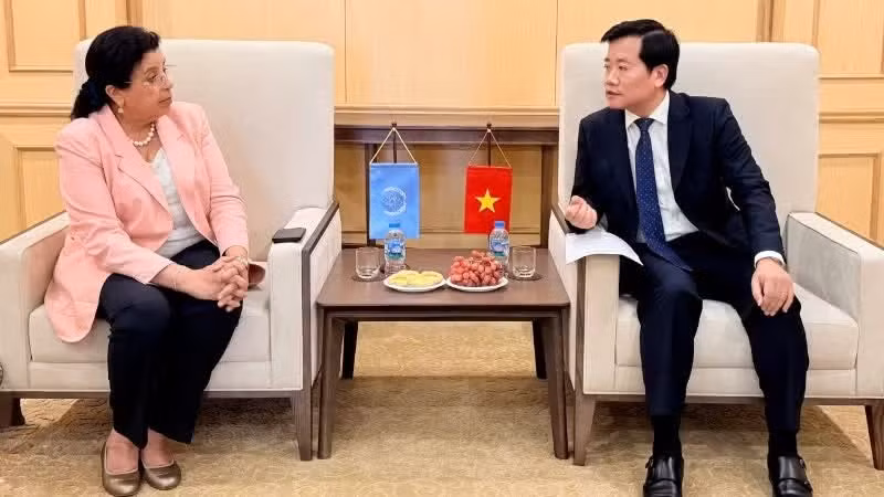 Le directeur de l'Autorité vietnamienne de radioprotection et de sûreté nucléaire, Nguyen Hoang Linh, et Mme Najat Mokhtar, directrice générale adjointe de l'Agence internationale de l'énergie atomique (AIEA), lors de la rencontre.