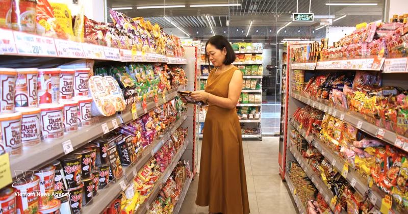 Une habitante de Hô Chi Minh-Ville fait ses achats dans un supermarché. Photo : VNA. 