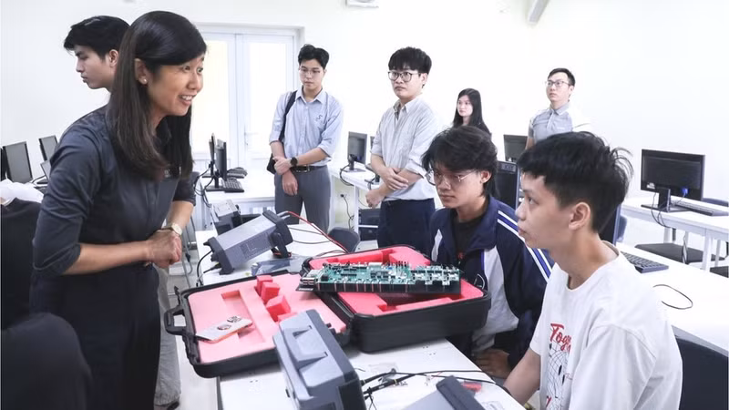 Des étudiants de l’Université nationale du Vietnam à Hanoï s’exercent sur des équipements de mesure et d’essai destinés à la formation et à la recherche dans l’Internet des objets et les semi-conducteurs. (Photo : VNU)